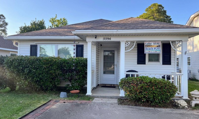 Gulf Breeze House | Lake Stay Beach Play - Charming 2-bedroom house in fabulous Gulf Breeze