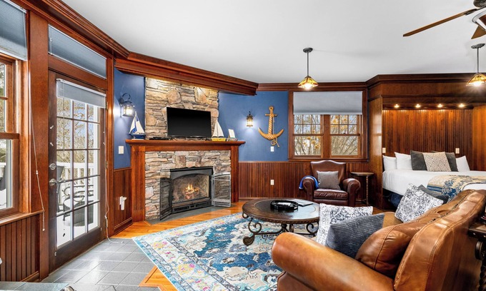 Endion House | Lake Superior Suite | Jacuzzi & Sauna