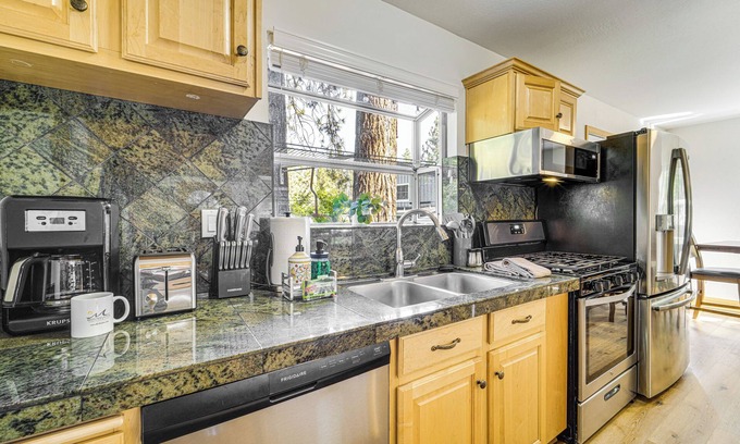 Tahoe Vista House | Lake Tahoe Home: Walk to Beach & Kayak Rentals!