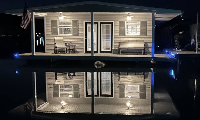 New Tazewell House | Lake Therapy at Norris Lake. Wake up floating on the water, pontoon included.