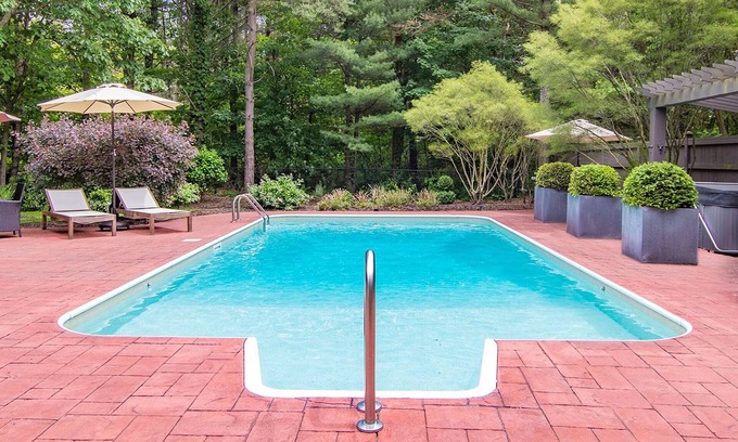 Saugatuck Villa | Lake Trail Lodge Oasis With Private Hot Tub; short bike to downtown Saugatuck!