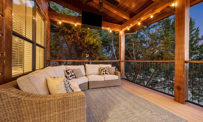Leander Cabin | Lake Travis Hill Country Hollows Resort Cabin