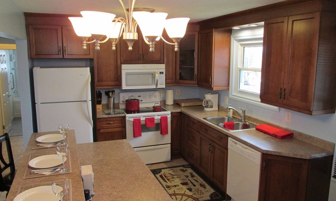 Leamington Apartment | Lake-View Apartment Near Point Pelee National Park