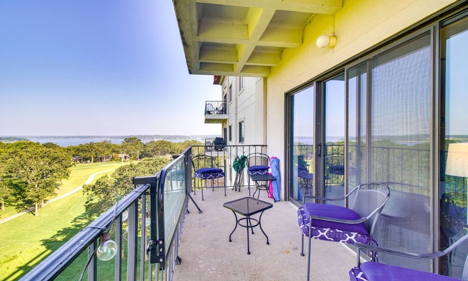 Afton Condo | Lake-View Condo Condo in Vista Towers Shangri-La!