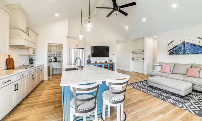 Grand Rivers House | Lake View + Deck: Group Getaway in Grand Rivers!