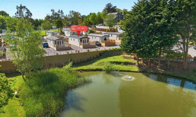Cheriton Bishop Ski Chalet | Lake View-Fishing+Heated Pool 500yrds away