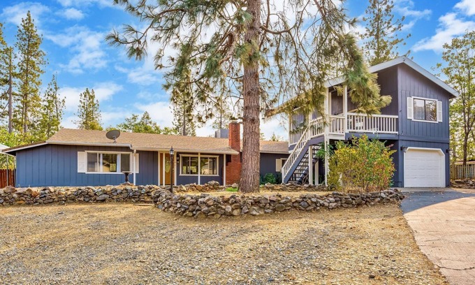 Oakhurst House | Lake View Hideaway Near Yosemite & Bass Lake