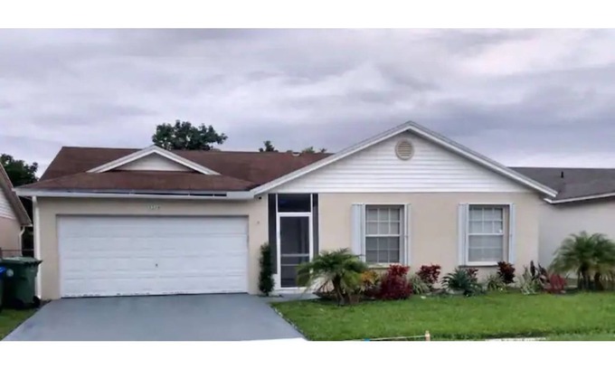 Pembroke Pines House | Lake View Home, just a few minutes away from the Hard Rock Guitar Hotel & Casino