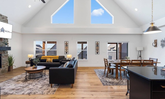 Hollister House | Lake View-Hot Tub-Cmty Outdoor Pool-Foosball-Arcades-Free Attraction Tickets