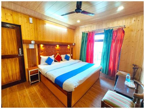 Nainital Hotel | Lake View Hotel Chinar Mall Road Nainital - Near NAINA DEVI TEMPLE & NAINI LAKE - FREE WI-FI AND ROOM SERVICE AVAILABLE - PREMIUM HOTEL IN NAINITAL