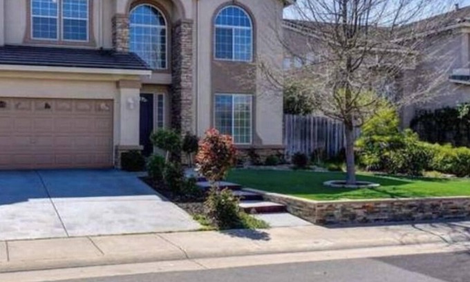 Elk Grove House | Lake view house 3300 sqf 15 beds