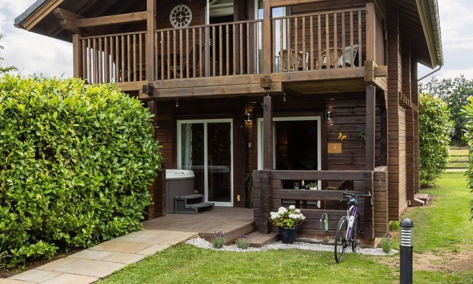 Carlton Miniott Cottage | Lake View Lodge with Hot Tub