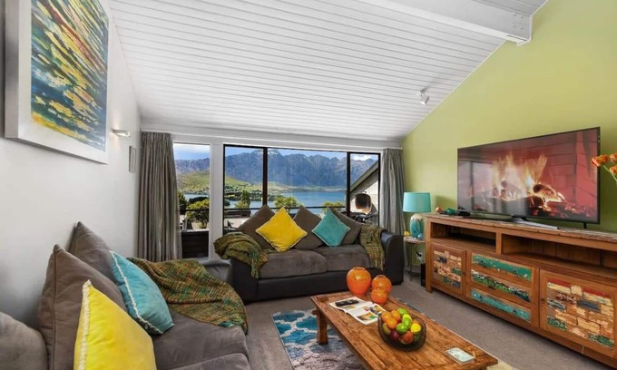 Fernhill House | LAKE VIEW SPACIOUS LUXURY SPA ALPINE TOWNHOUSE WALK TO TOWN