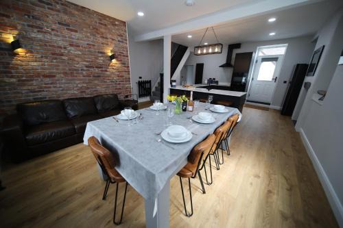 Gallt Y Foel House | Lake view townhouse