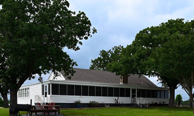 Buchanan Dam House | Lake View Villas at Buchanan Dam. A Farmhouse Villa on the Water!