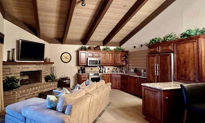 Oak Shores House | Lake Views, WiFi, Dish TV, Large Driveway for Watercraft and Private Slip!