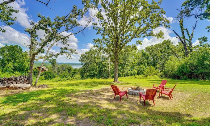 Golden House | Lake Views & Yard: Home Near Table Rock Lake!