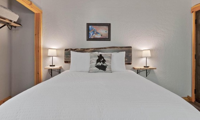 Fernan Lake Village Hotel | Lake Village Lodge Room 6