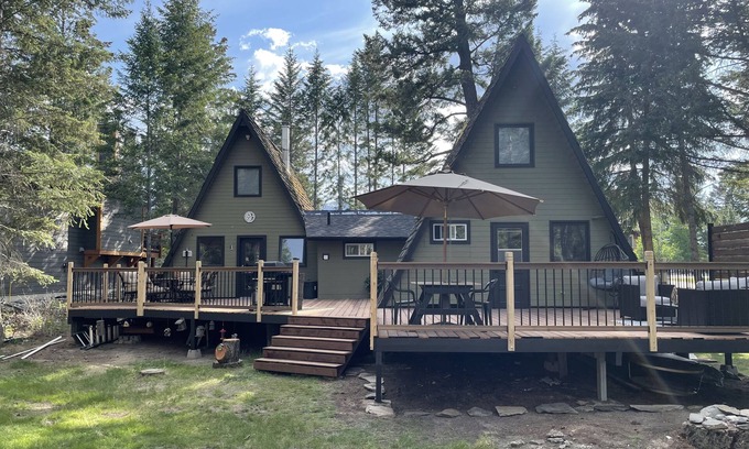 East Kootenay Cabin | Lake Windermere Cabin |Close to Ski Hills and Hot Pools |Short walk to beach
