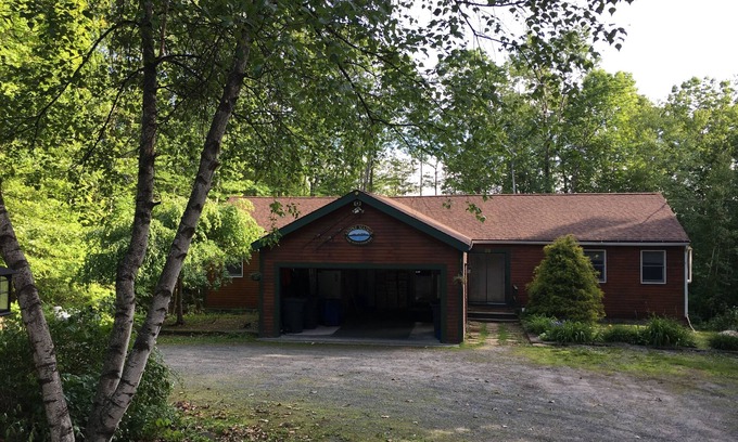 Moultonborough House | Lake Winni, walk to the beach, boat ramp, 3 acres, pool table, firepit, canoe