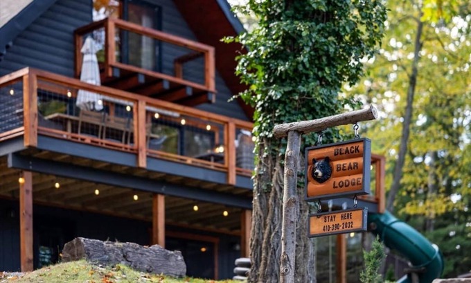 Oakland House | LakeAccess 4BR DeckSlide OD Movies HotTub Kayaks