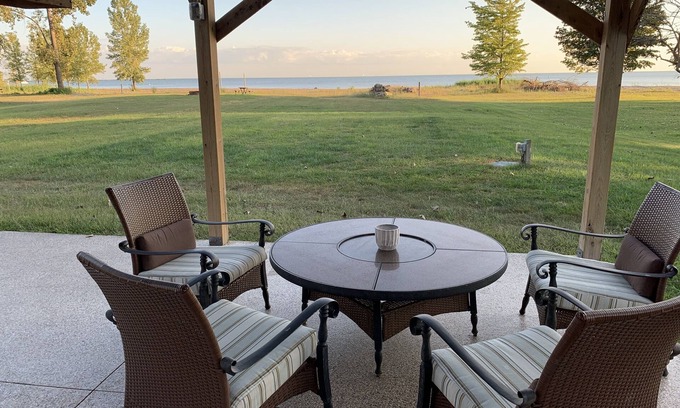 Leamington Cottage | LakeErie Private Beach Cottage 8KM from Point Pelee