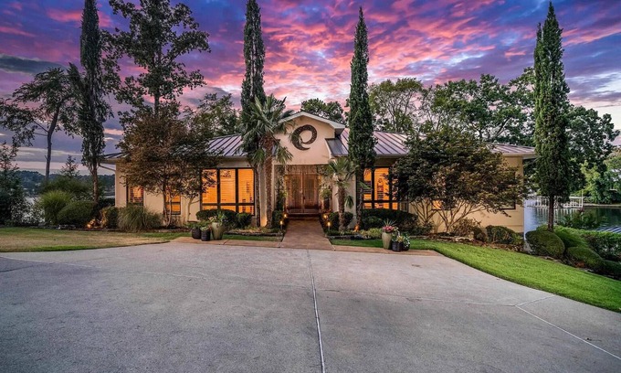 Hot Springs House | Lakefront Oasis - 6BR/4.5BA