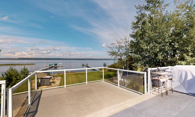 Fallis Cabin | Lakefront 1/2 acre Wabamun 5 bed 2 bath cabin