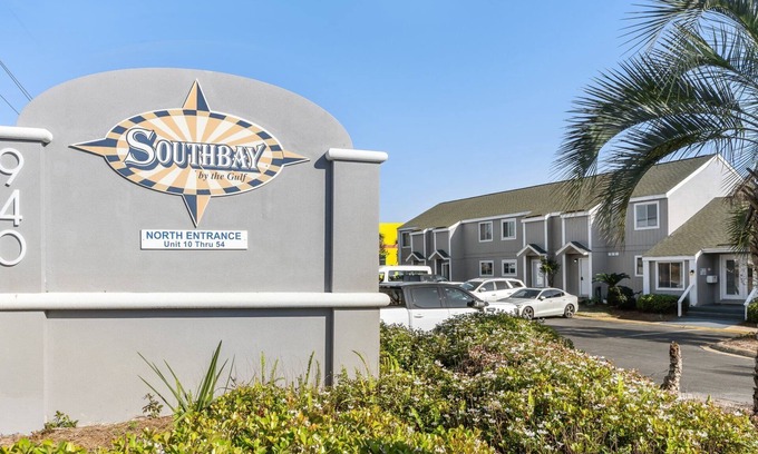 Emerald Coast House | Lakefront 2BR Gem Pvt Beach Chairs Family-Ready