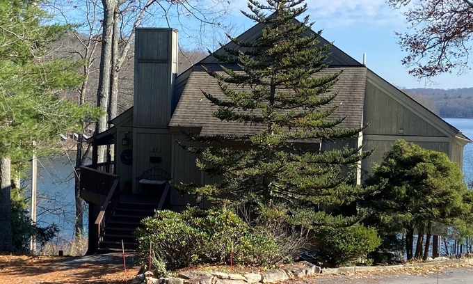 Thayerville House | Lakefront, 3 Amazing Decks, Tennis/Pickle Ball, Boat Slip, Hot Tub, Bed Swingn