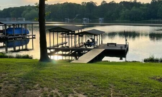 Wise House | Lakefront 3 Bed/2 Bath/Kayaks/EV