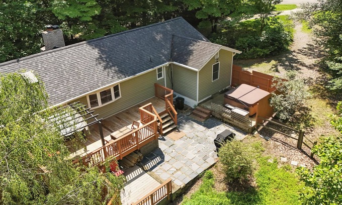 Quinton House | Lakefront 4-bedroom house in enchanting Quinton with WiFi, AC