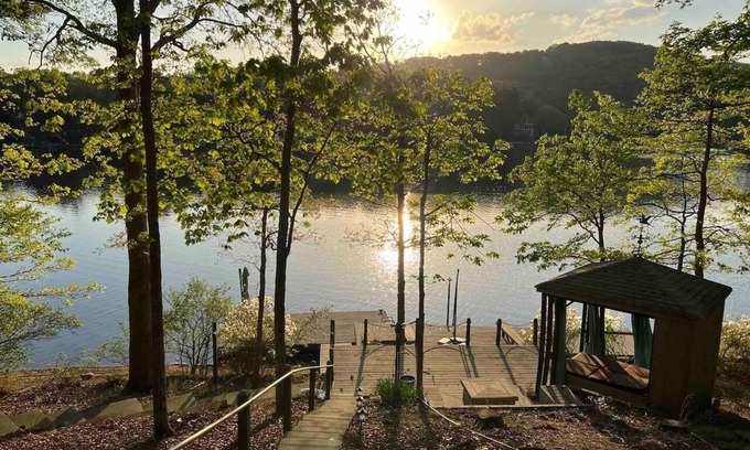 Waleska House | *Lakefront 5BR home*Indoor pool+sauna+game room