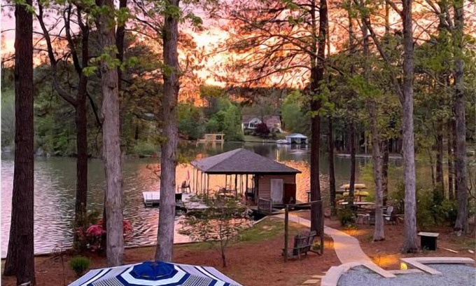 Henrico House | Lakefront, 6BR house, Hot Tub, Pet Friendly, Firepit, Game room, Kayak