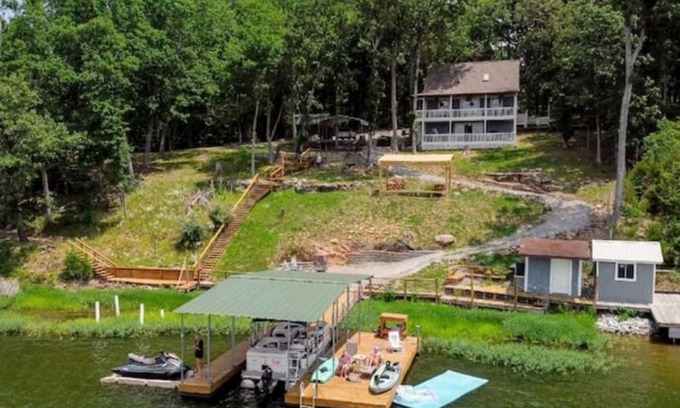 Perks House | Lakefront, amazing views, boat rentals available