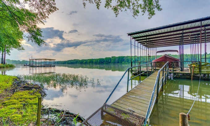 Scranton House | Lakefront Arkansas Abode - Deck, Grill & Fire Pit