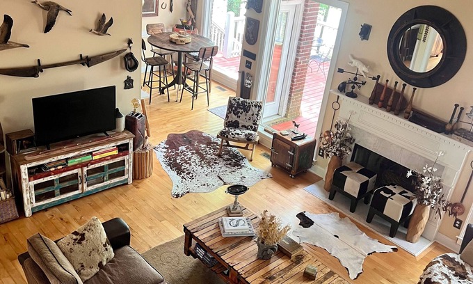 Reynolds Landing House | Lakefront Artsy/Spacious Reynolds Farm House w/Fire Pit (Kayak & SUPs incl.)