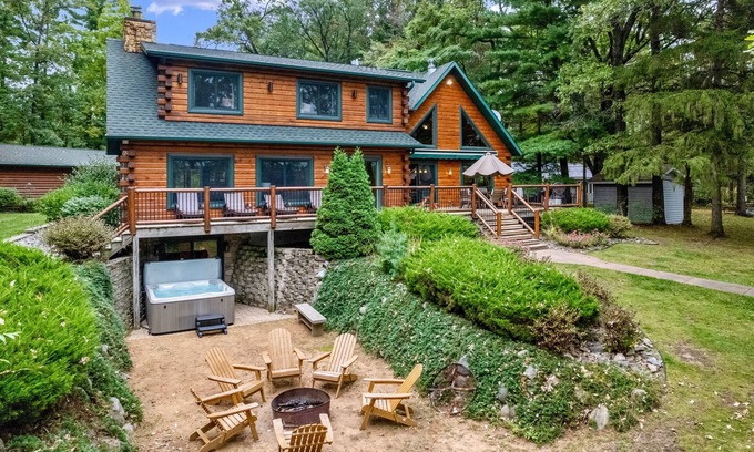 Friendship Ski Chalet | Lakefront-Bar-Arcade-30 min to WI Dells-Water Toys