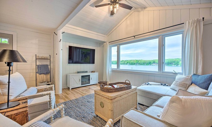 Battle Creek House | Lakefront Battle Creek Home w/Fishing Dock!