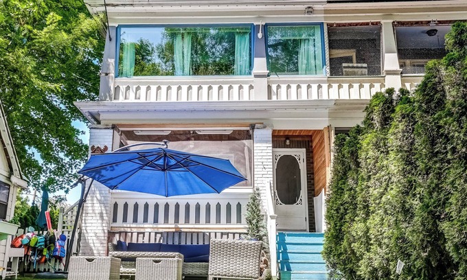 The Beaches House | Lakefront Beach House in the City