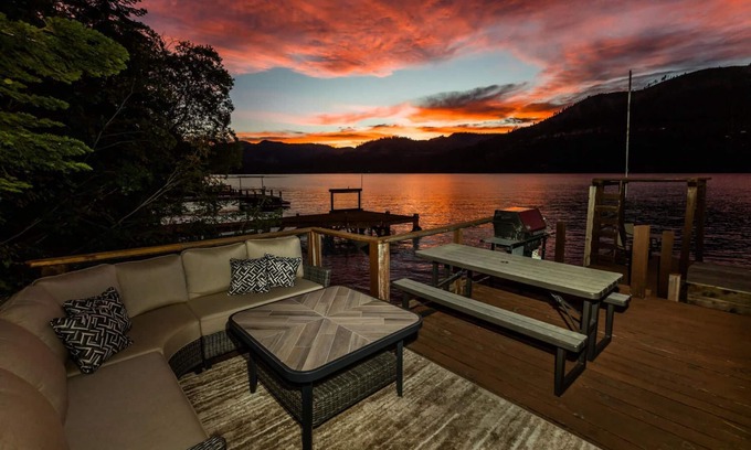 Truckee Cabin | Lakefront Cabin with private pier on Donner Lake