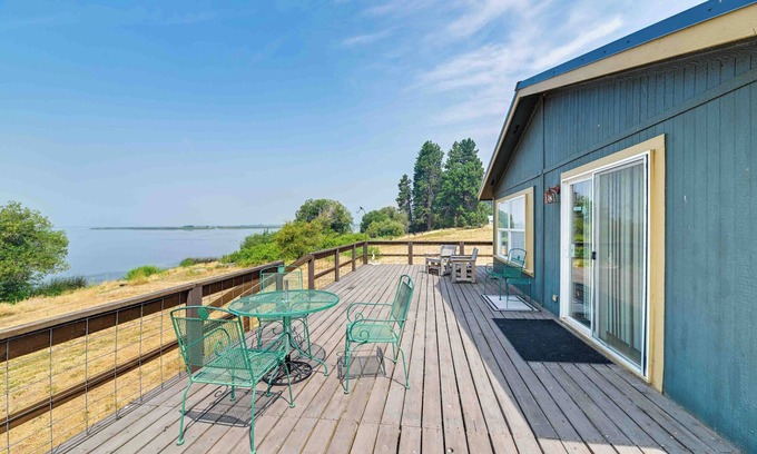 Klamath County Cottage | Lakefront Chiloquin Home w/Scenic Deck!