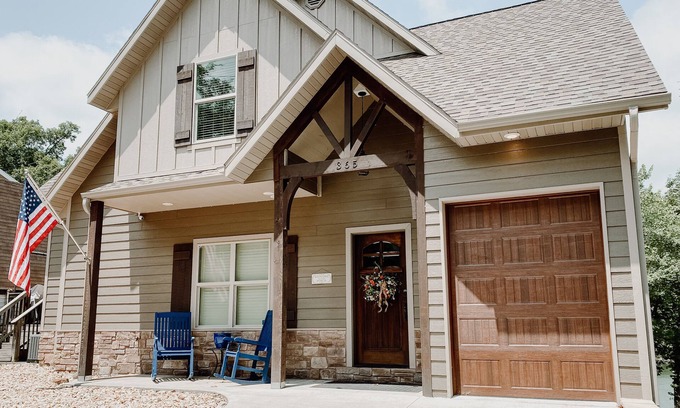 Lampe House | Lakefront ! Close to Branson, Silver Dollar City and Dogwood Canyon.