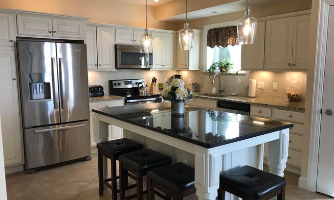 Geneva-on-the-Lake Apartment | LAKEFRONT CONDO #101* 3BR/2 BA SLEEPS 6 LAKE ERIE VISTAS 2 Night Min.