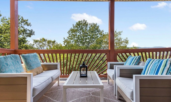 Indian Point Condo | Lakefront Condo! Be in the Water in Minutes! Free Wifi & Dog Friendly! Free SDC tickets!