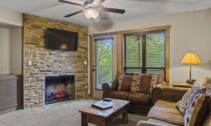 Indian Point Condo | LAKEFRONT Condo for 10, close to Silver Dollar City! Ticket Deals & Resort Perks,