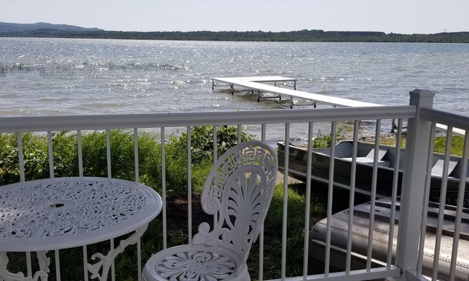 Frankfort Cottage | Lakefront Cottage #3, AC, Newly Remodeled, 4 SUPs, 8 Kayaks, Rowboats