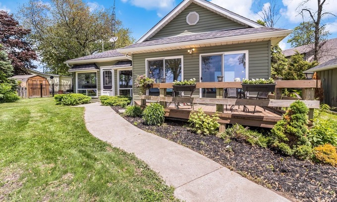 Dunnville Cottage | Lakefront Cottage on Private Beach