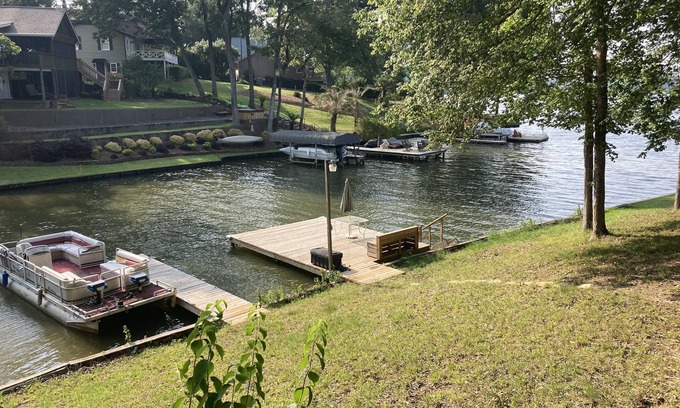 Buckhead House | Lakefront cottage on rustic setting in cove