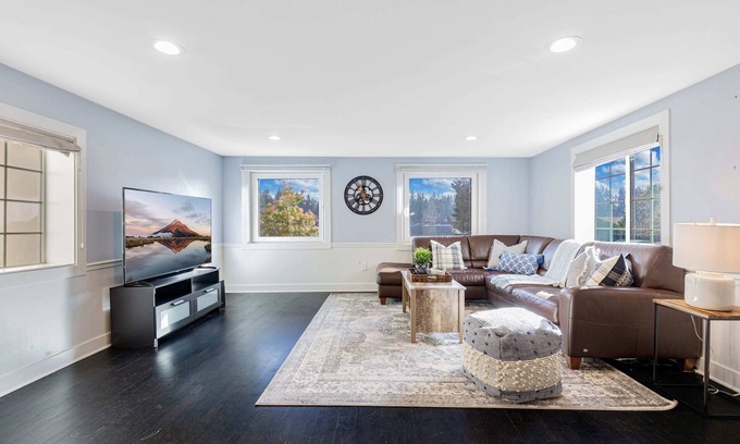 Federal Way House | Lakefront cottage with AC